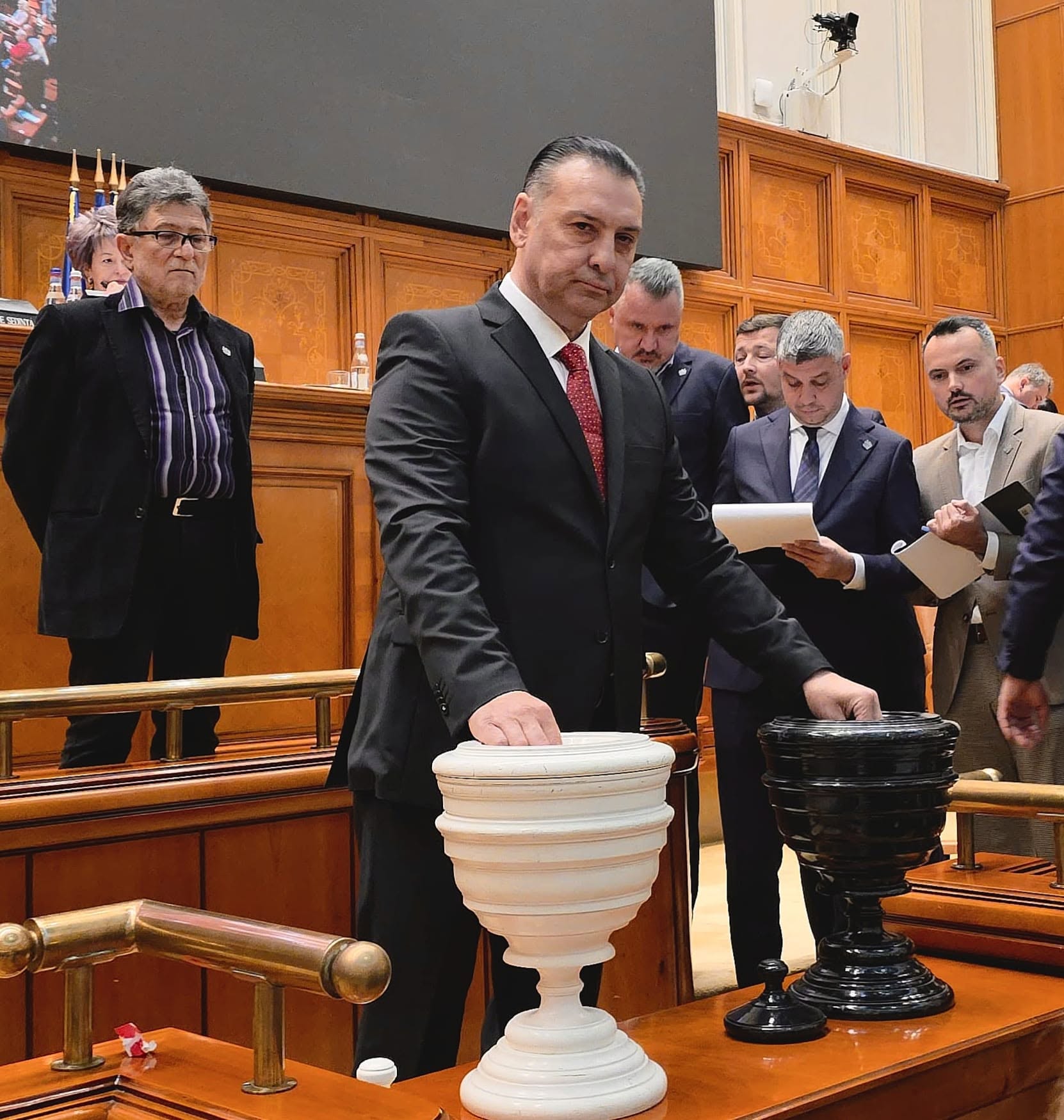 NICOLAE PĂUN, MESAJ TRANȘANT ÎNAINTEA VOTULUI: „NU-L VOI VOTA PE SIEGFRIED MUREȘAN CA PREMIER AL ROMÂNIEI!”