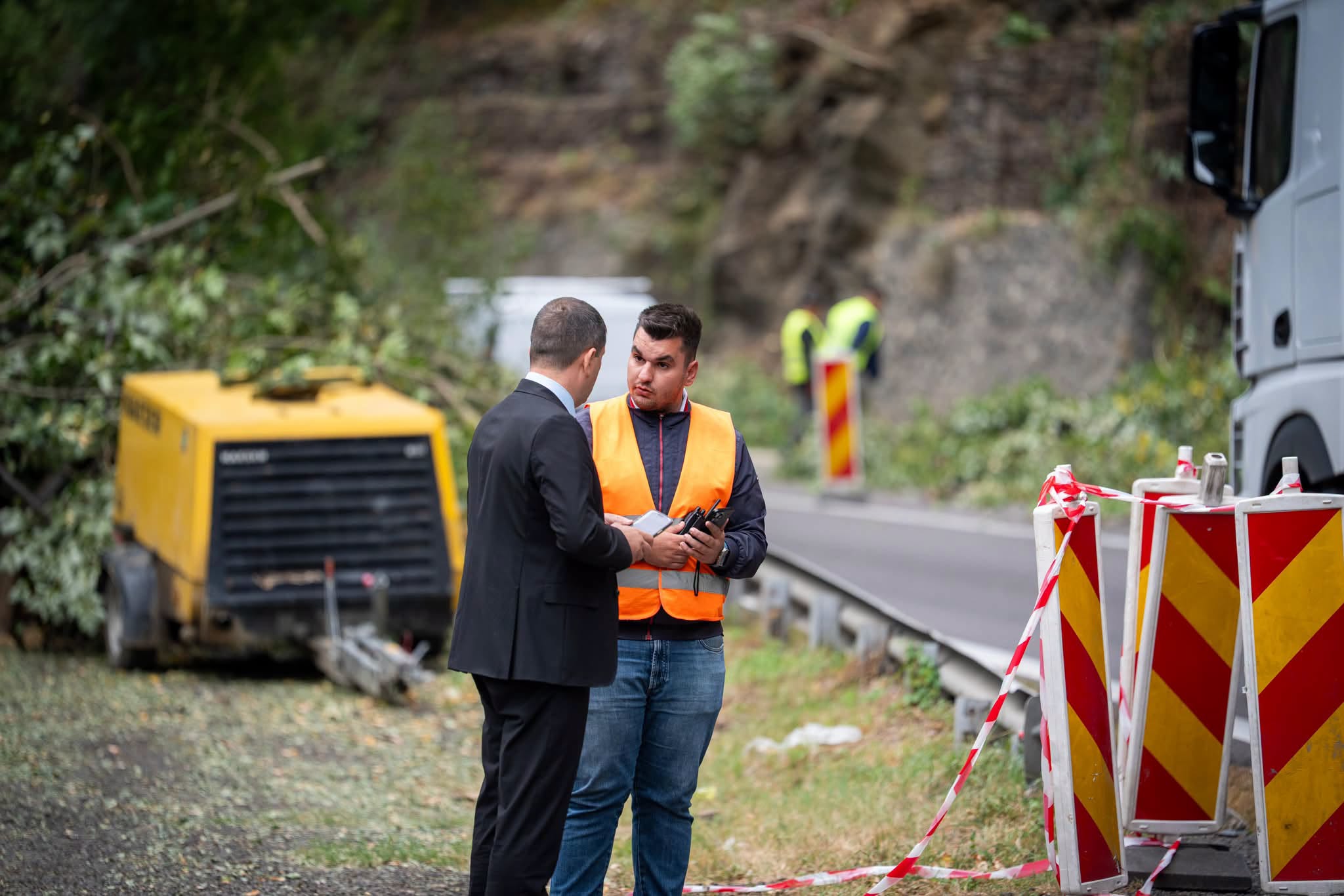 Radu Miruță critică lucrările de pe Valea Oltului, după ce a stat în coada de mașini mai mult de o oră: ”Le cer eu scuze transportatorilor și șoferilor / Am cerut să văd obligațiile din contract”