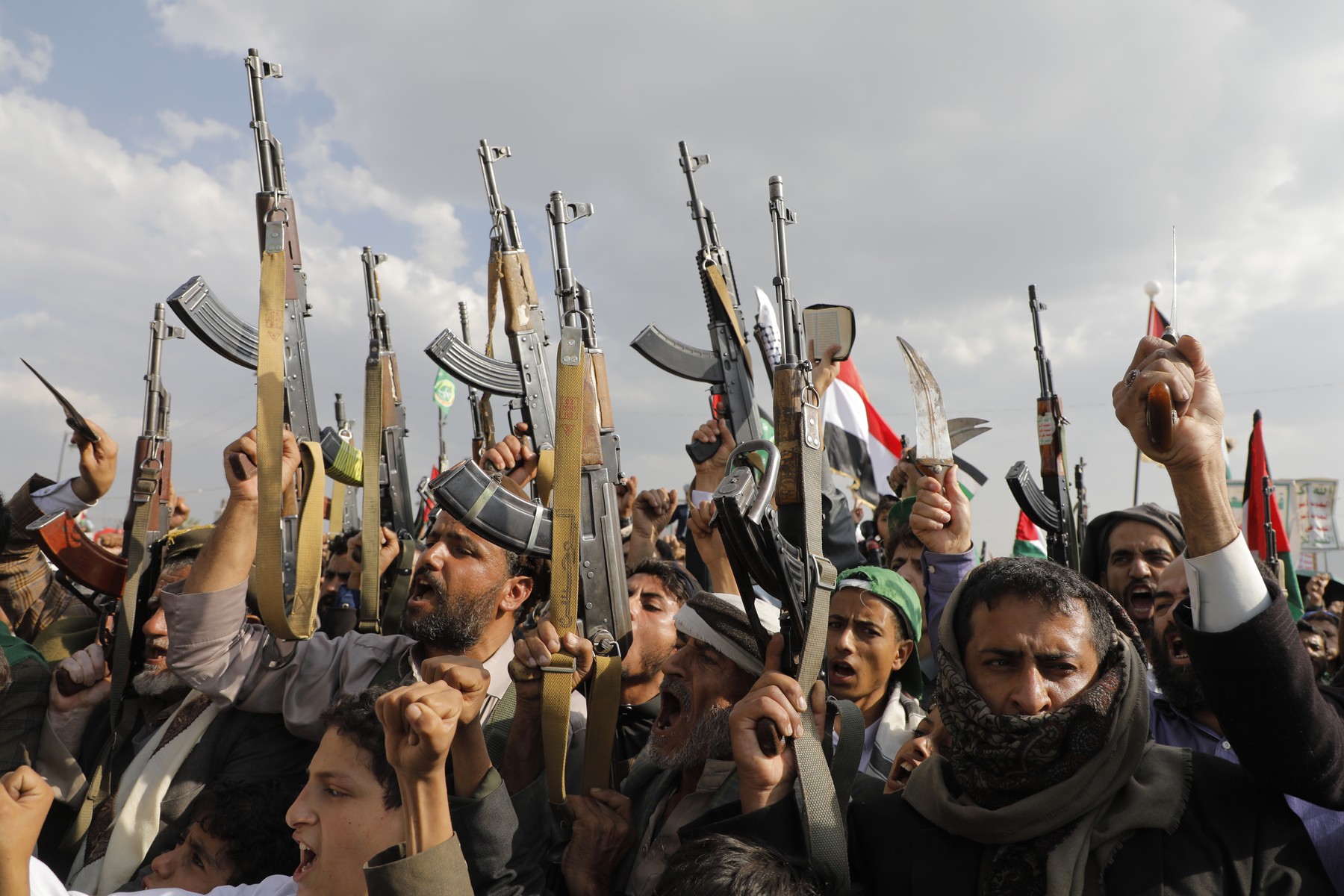 Rebelii houthi din Yemen amenință că vor ataca interesele americane din regiune dacă Statele Unite sprijină Arabia Saudită sau intervin în strâmtoarea Bab el-Mandeb