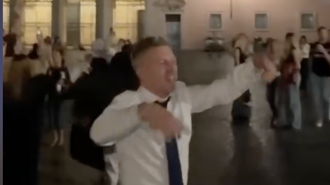 VIDEO | Premierul Ungariei, Péter Magyar, a dansat cu trecătorii pe străzile Romei, după întâlnirea cu Papa Leon al XIV-lea
