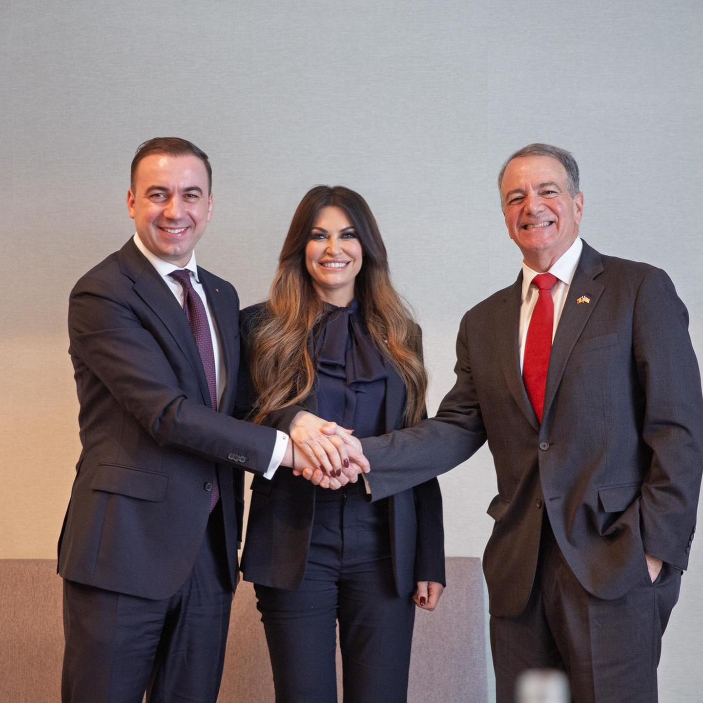 BREAKING Ambasadoarea SUA în Grecia, apropiată de Trump, a declarat că SUA ar fi fost implicată în demiterea guvernului Bolojan, potrivit Wall Street Journal: „Putem face asta oricărei țări dorim, putem face asta și în Grecia” / Bolojan s-a opus Coridorului Vertical de Gaze, promovat puternic de ambasadoarea Guilfoyle, care s-a întâlnit la București cu Sorin Grindeanu