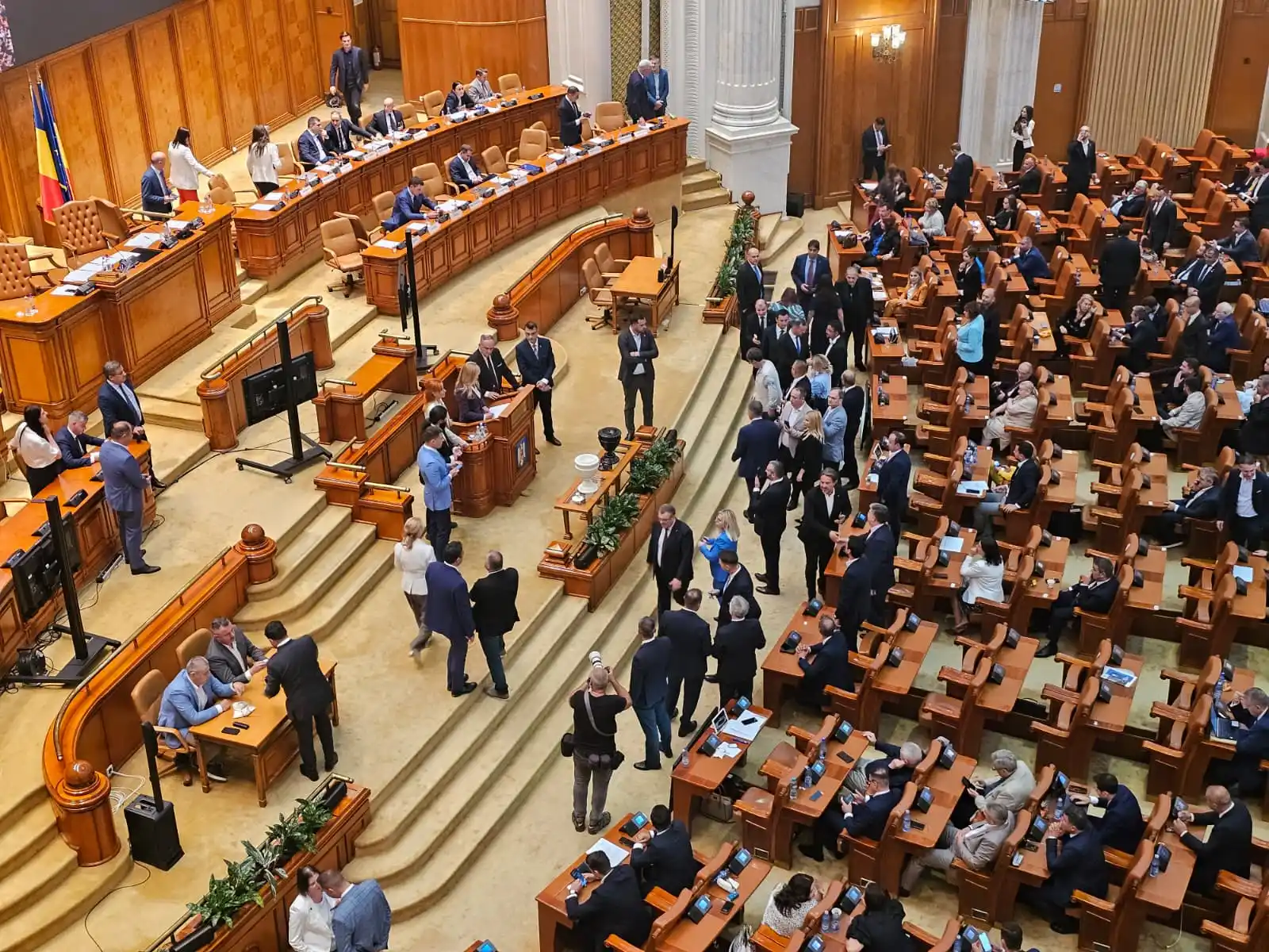 Neînțelegeri în opoziție privind moțiunea de cenzură. Pace se filmează când strânge semnături, AUR spune că mai așteaptă o lună / Ce arată calculele din Parlament 