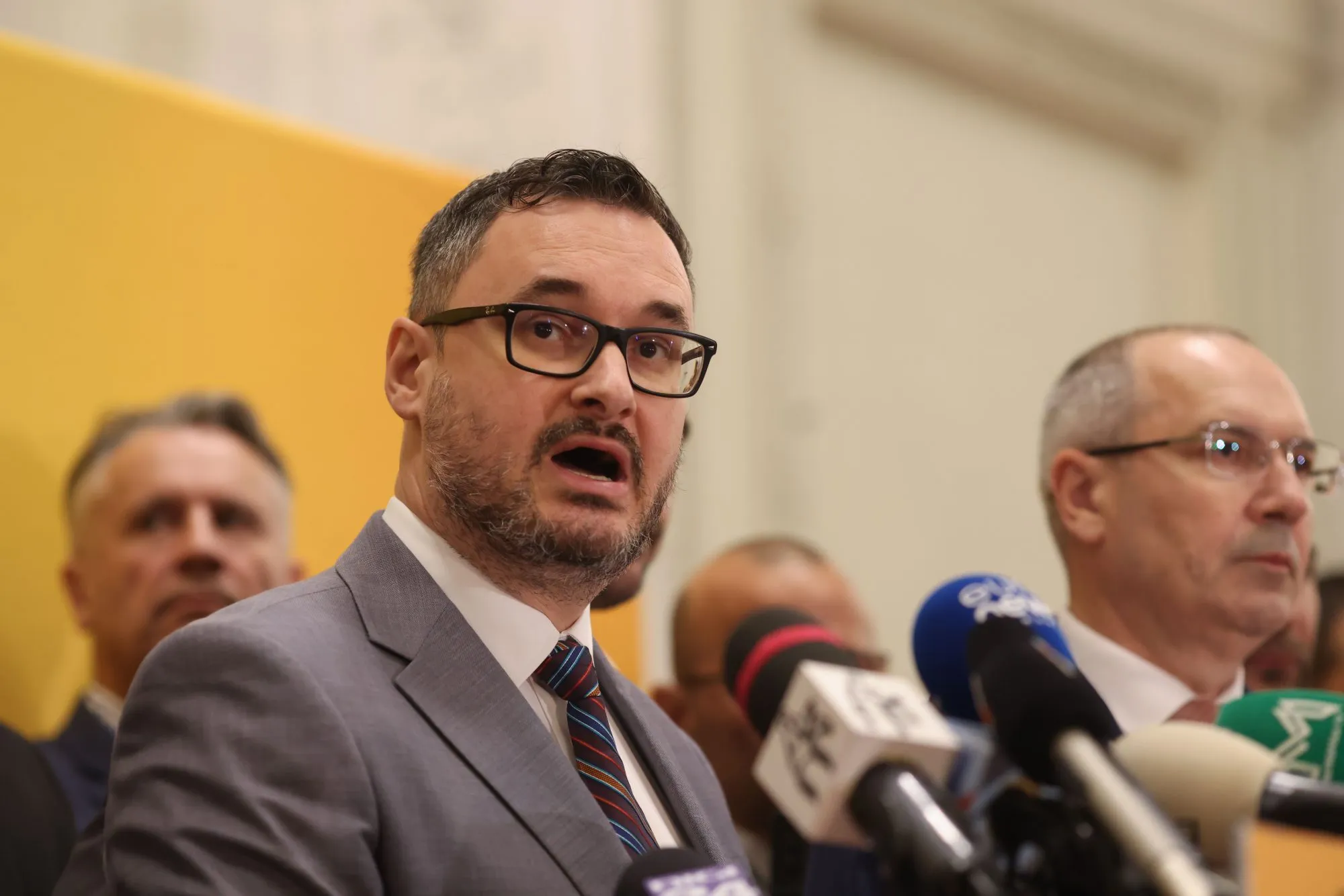 VIDEO Un membru AUR a sărit la bătaie după o ceartă cu deputatul Dan Tanasă: „Bă! Mi-am dat viața pentru partidul ăsta!” / Partidul spune că „e o încercare de agresiune”