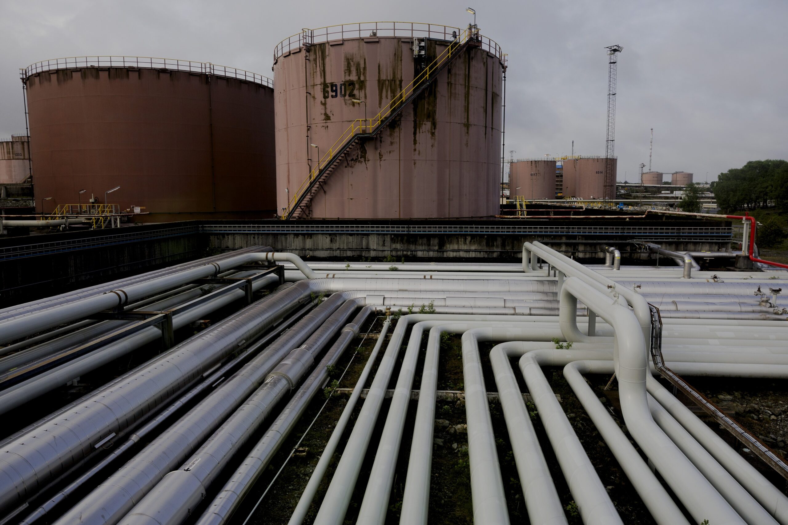 Ucraina îşi va construi depozite petroliere în Ungaria, pentru a nu fi atacate de Rusia