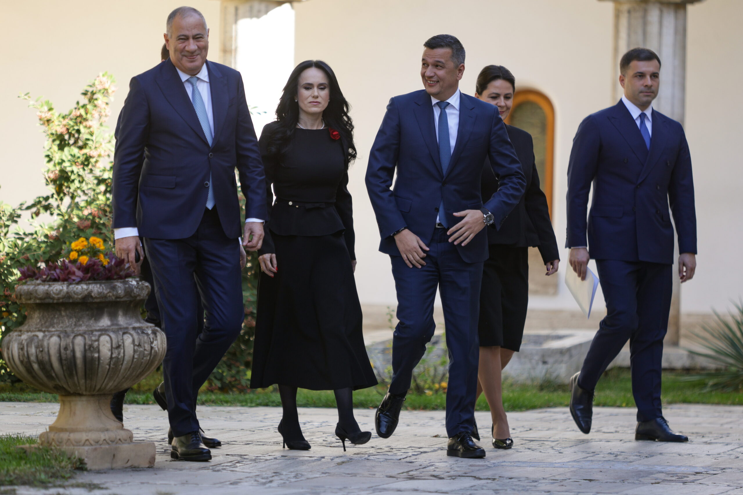 Guvernul Luca Niculescu ar putea fi cel mai dominat de PSD de la era Dragnea. Social-democrații ar urma să controleze aproape două treimi dintre ministere
