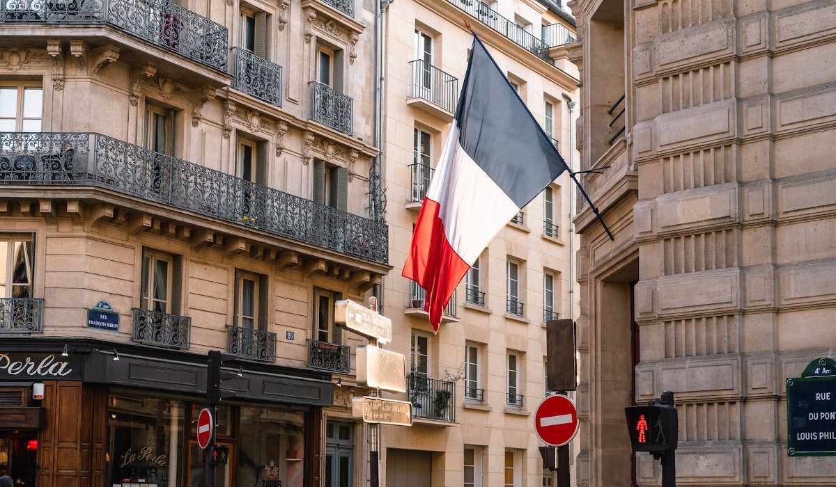 Economia Franţei s-a „oprit” şi va „intra în zid” dacă nu va fi redus deficitul, avertizează ministrul francez de finanţe