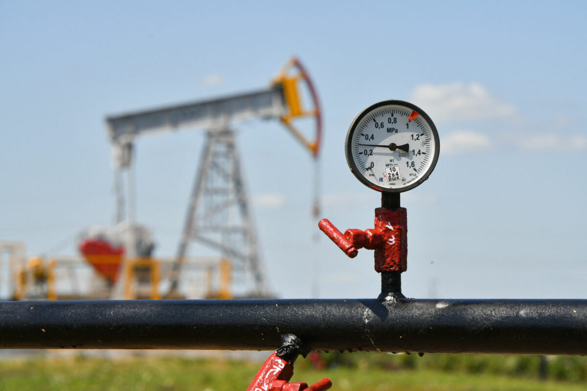 Prețul petrolului scade după anunțul lui Trump despre Iran. Strâmtoarea Ormuz ar putea fi redeschisă în șapte zile