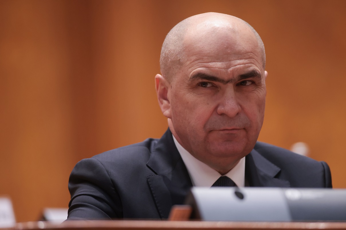 VIDEO Ilie Bolojan, discurs dezlănțuit de lider de opoziție la adresa PSD, aplaudat în picioare: Sorin Grindeanu și-a construit o feudă la Transporturi / Ministrul PSD al Muncii a ascuns legea salarizării și am pierdut 770 de milioane de euro / Ministrul Sănătății a închis șantierele de spitale