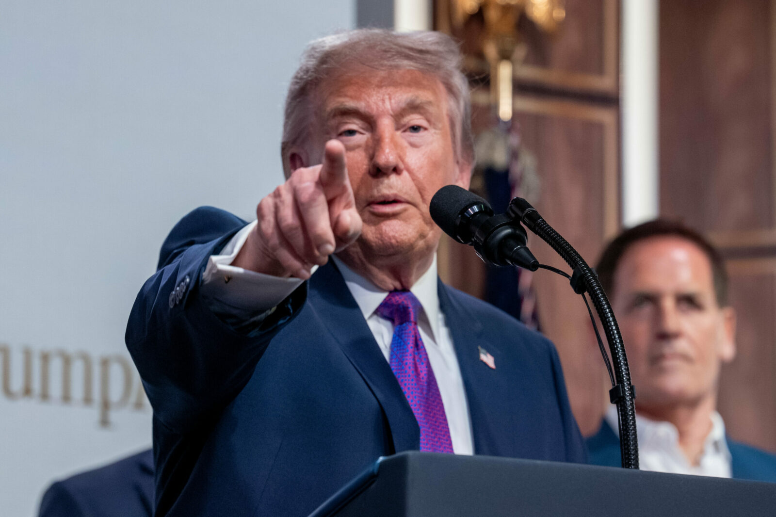 Vechile teorii ale conspirației capătă o nouă putere în SUA. Cum ar putea influența guvernul american noile alegeri