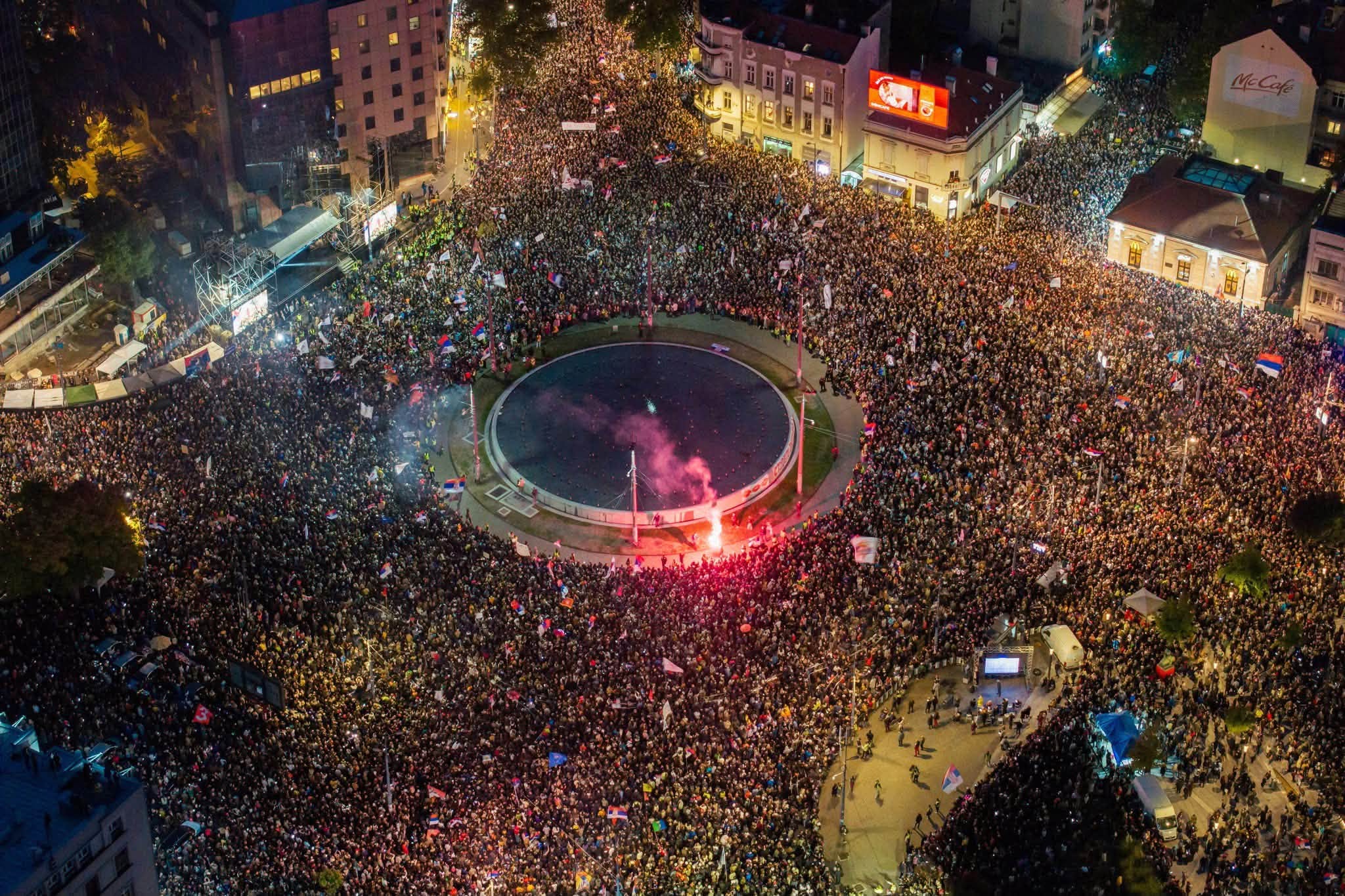 Alegeri parlamentare în Serbia cruciale pentru direcția viitoare a țării / Partidul Serbia Unită al fostului președinte Alexander Vučić conduce în preferințele alegătorilor / „Lista Studenților”, mișcare civică, a devenit peste noapte principalul rival