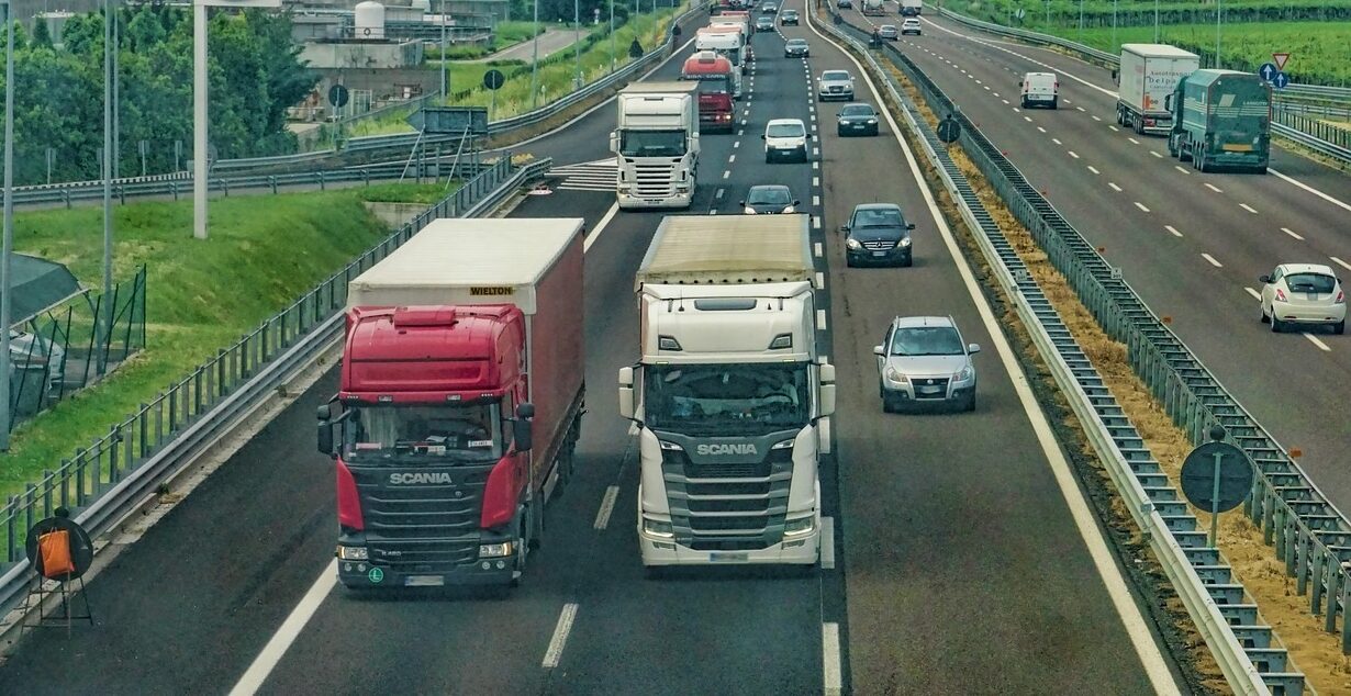 Transportatorii cer monitorizarea problemelor TollRo și reevaluarea taxei: costurile suplimentare vor fi transferate către consumatori