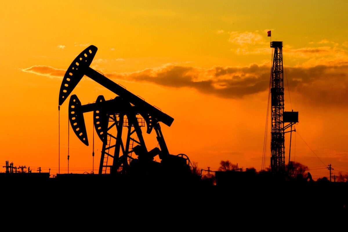 Prelungirea situației de criză pe piața carburanților: Adaosul, limitat și pentru rafinării