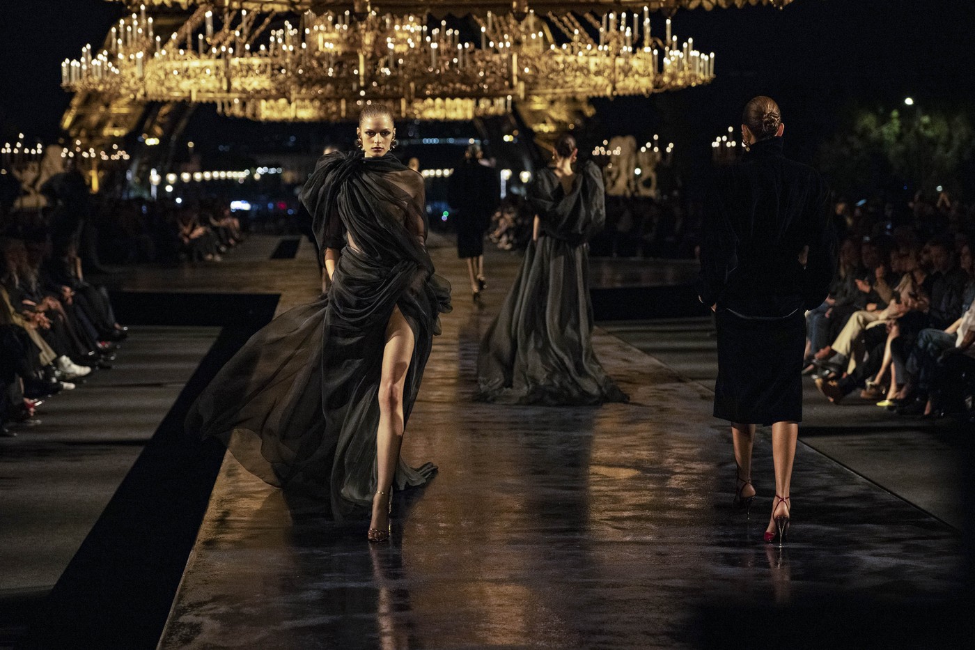 Saint Laurent primăvară-vară 2027 la Paris Fashion Week: A fost colecția aurie a lui Anthony Vaccarello un rămas-bun după zece ani?