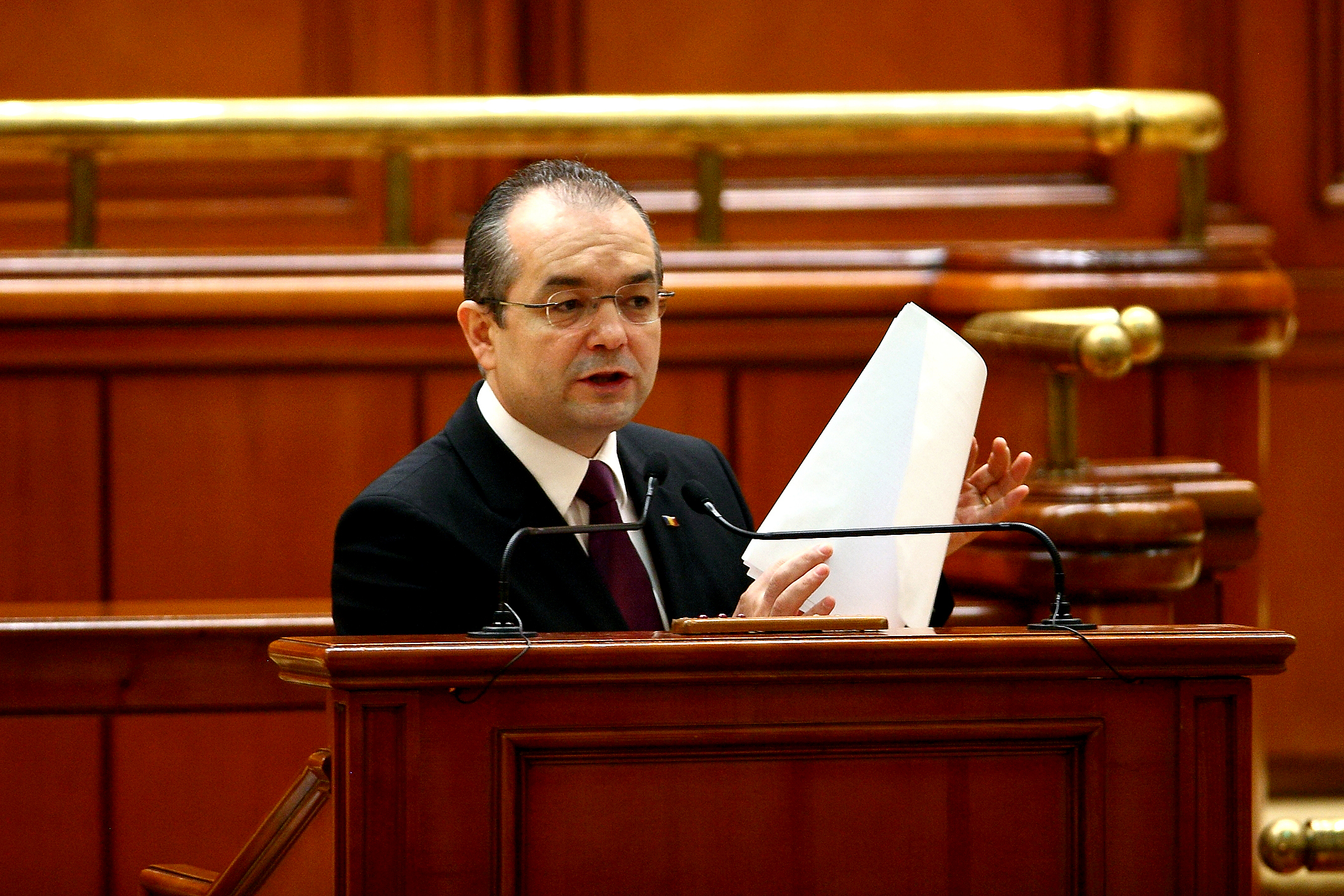 MEDIAFAX 35. 2010 – Criza economică din România se adâncește. Guvernul Boc taie salariile și majorează TVA la 24%