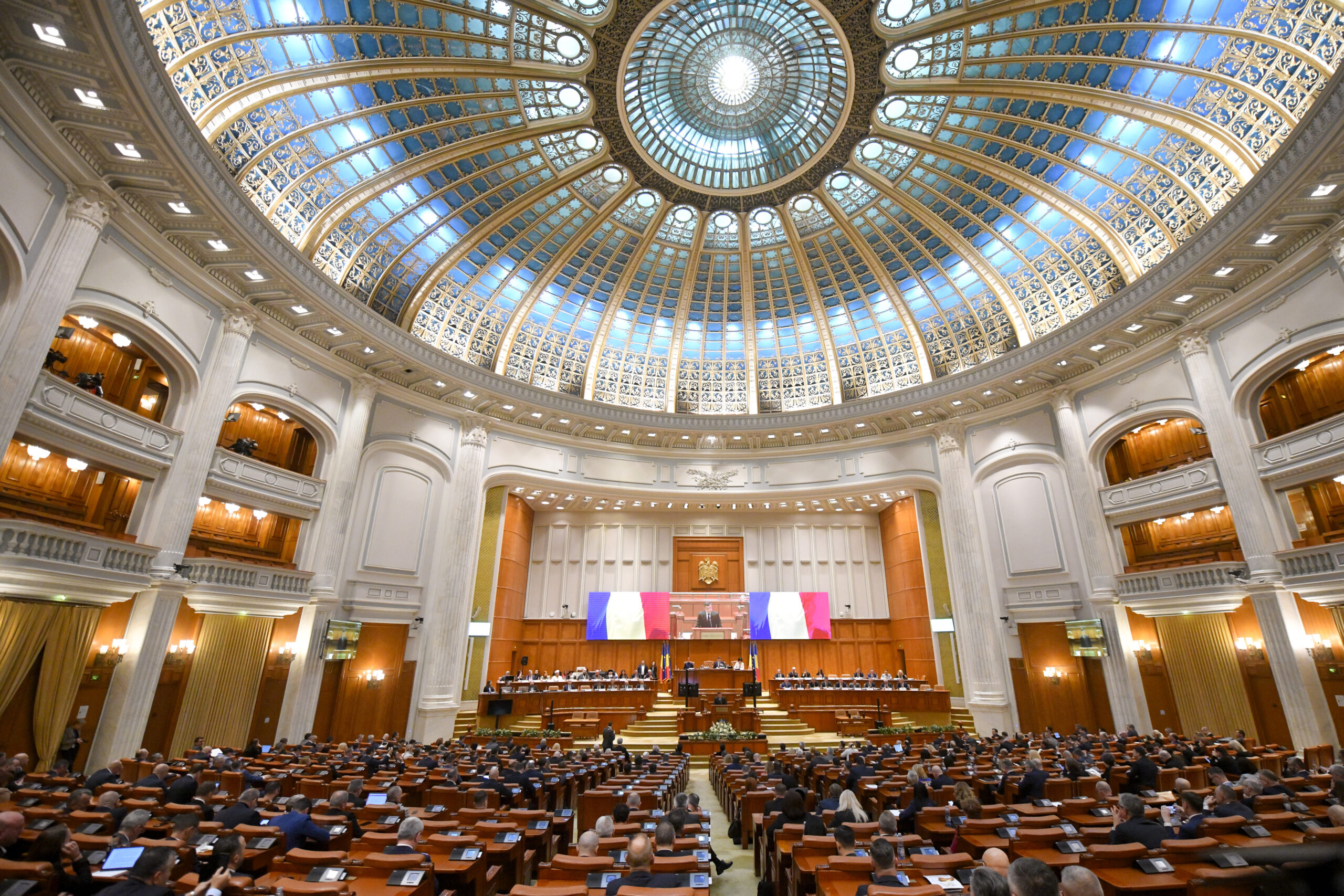Scenariul de coșmar pentru România: Parlament dizolvat, președinte suspendat și Guvern interimar. Ce se întâmplă dacă cele trei crize se suprapun