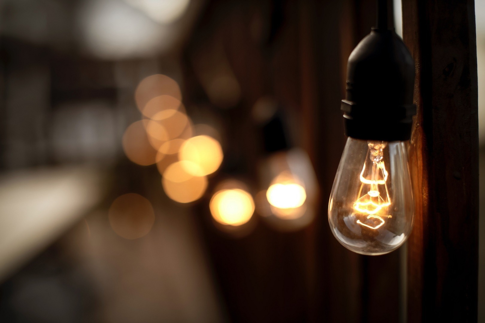 Guvernul anunţă o potenţială criză severă în energie şi dă puteri Transelectrica să anuleze exporturile la necesitate. Limitările de consum rămân valabile