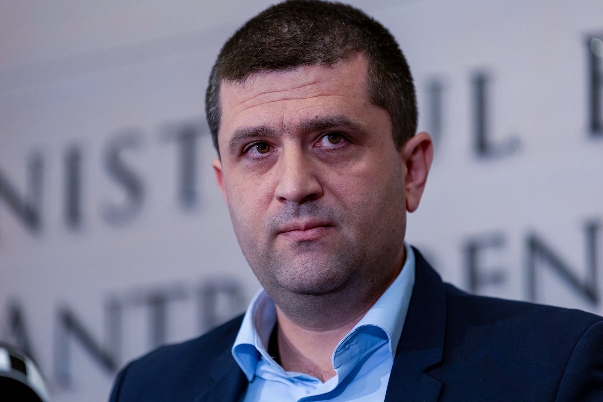 Radu Miruță (USR): Guvernul Bolojan a vorbit în fiecare zi cât de fragilă este situația bugetară. Guvernul PSD vine în fiecare zi să spună că s-a ascuns situația gravă, dar crează ministere în plus, secretari de stat în plus. Câtă minciună și câtă ipocrizie!